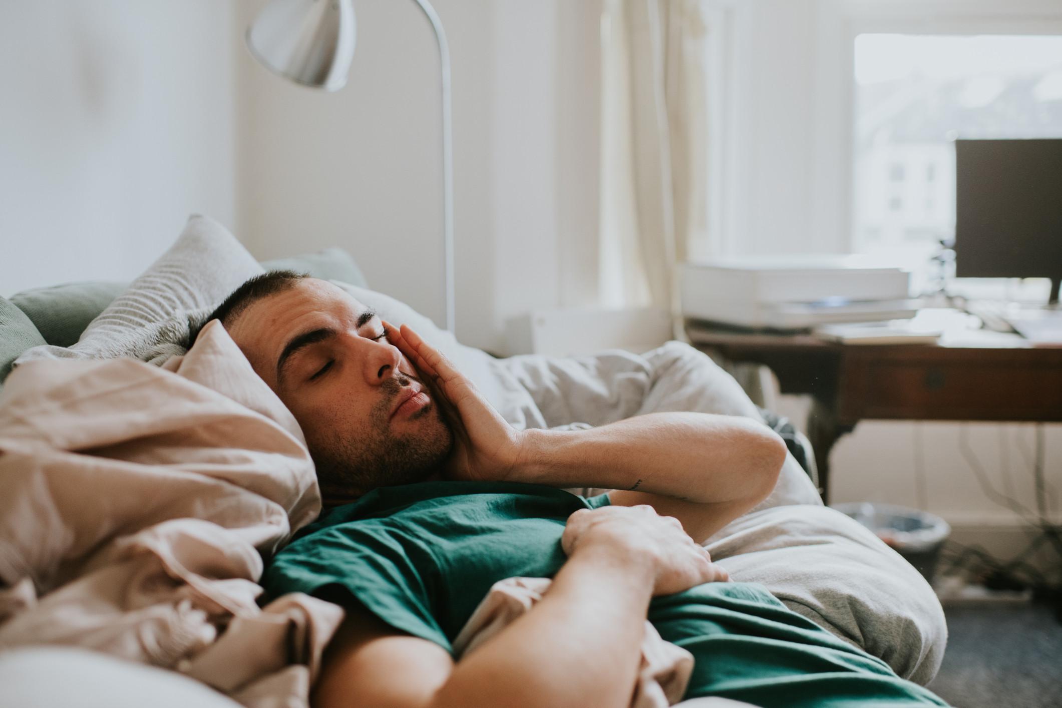 Sustained daytime energy through smart meal composition, circadian alignment, and microbursts of movement
